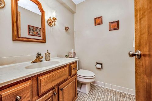 2002 Beechcroft Ct, Cincinnati OH 45233-1713 exterior