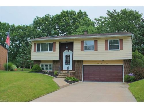 9407 Lawnfield Dr, Twinsburg, OH 44087-1521