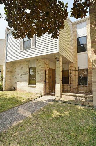 2472 Country Club Dr, Pearland, TX 77581-5002