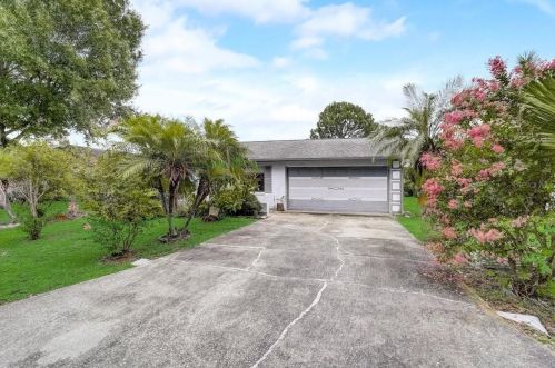 406 Lake Daisy Dr, Winter Haven, FL 33884-2600