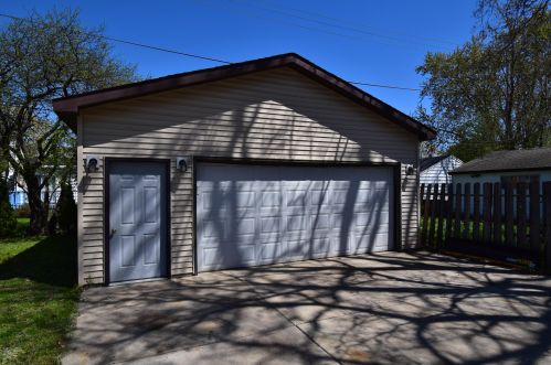 2252 Rohr Ave, Milwaukee, WI 53209-5057