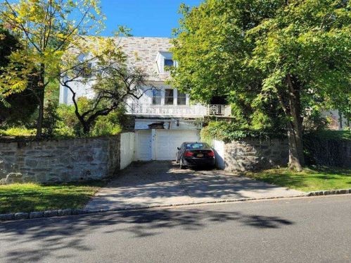 6 Preston Rd, Great Neck, NY 11023-1117