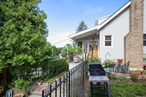 27 Cedar St, Valhalla, NY 10595-1915