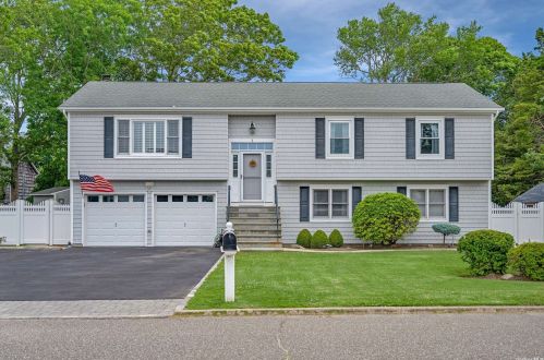 5 Sinnickson Rd, Center Moriches, NY 11934-3741