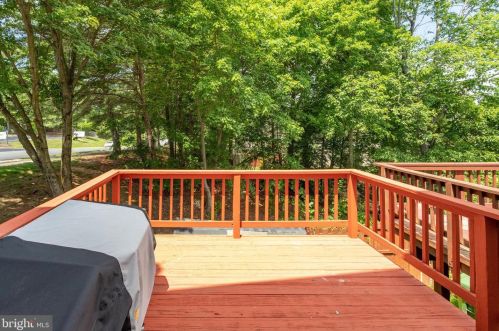 3522 Caledonia Cir, Woodbridge VA  22192-1063 exterior