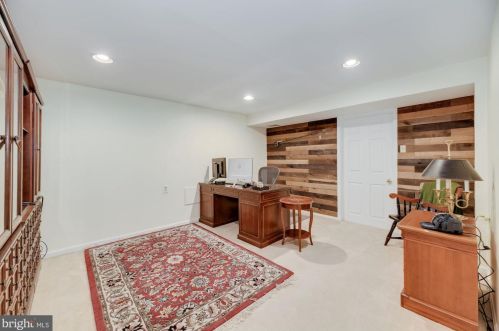 6820 Spur Rd, Springfield VA 22152-2638 exterior