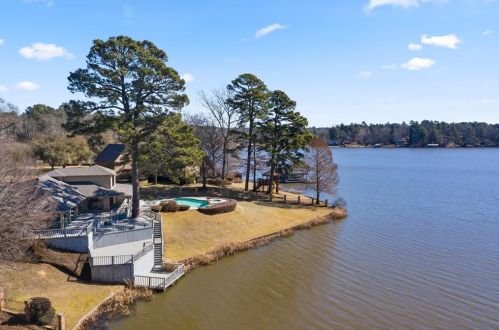 2004 Lake Dr, Gladewater, TX 75647-9227