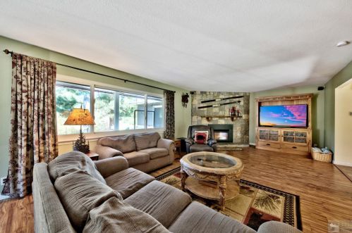 1084 Fairway Ave, South Lake Tahoe CA  96150-8401 exterior