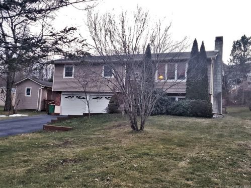 16 Vorndran Dr, New Hamburg NY  12590-4517 exterior