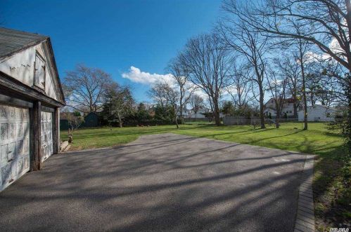 83 Thompson Ave, Babylon NY  11702-3404 exterior