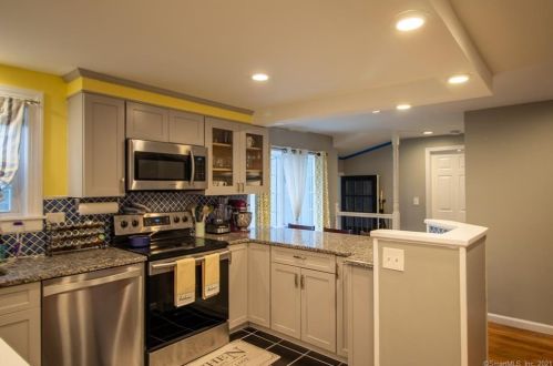 20 Taylor St, Windsor CT  06095-2434 exterior