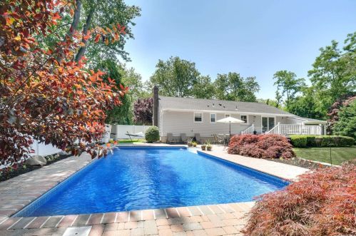 3 Lorijean Ln, Elwood NY  11731-4009 exterior