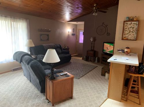 512 Wellington Dr, West Bend, WI 53090-2877