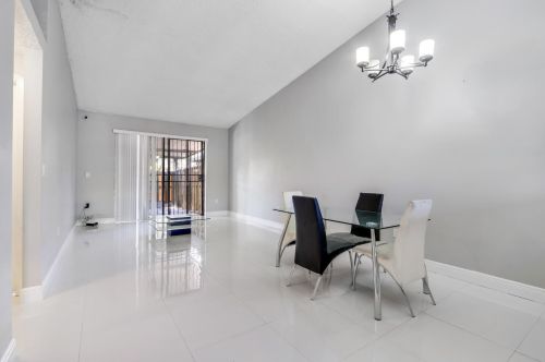 6704 193rd Ter, Hialeah FL  33015-2454 exterior