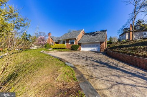 10 Lake Dr, West Deptford, NJ 08096-0027