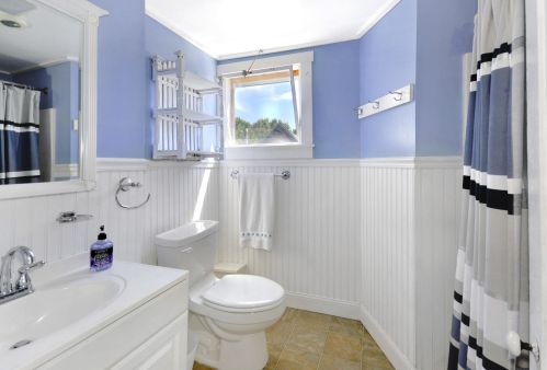 28 Narragansett Ave, Marthas Vineyard MA 02539-4428 exterior