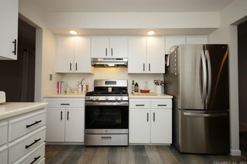 302 Fairmount Dr, Upper Stepney, CT 06468-4862