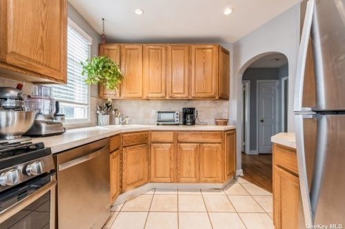 29 Croydon Dr, North Bellmore NY  11710-3054 exterior