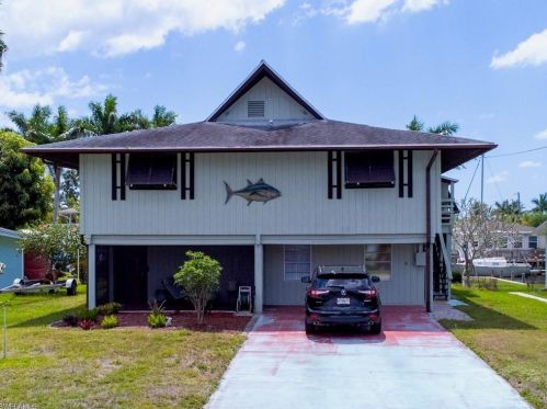 2718 Shoreview Dr, Naples, FL 34112-5840