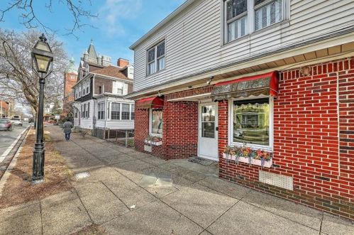 546 Main St, Warren RI  02885-4368 exterior