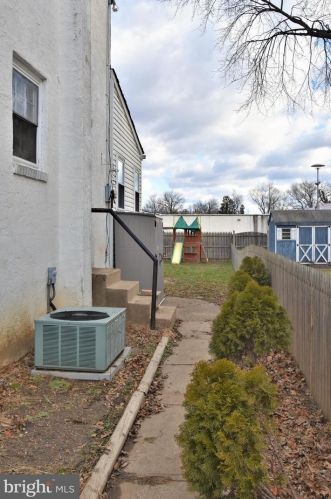 324 Amosland Rd, Holmes PA  19043-1203 exterior