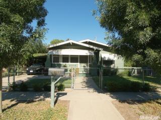 1311 Sacramento St, Escalon, CA 95320-1740
