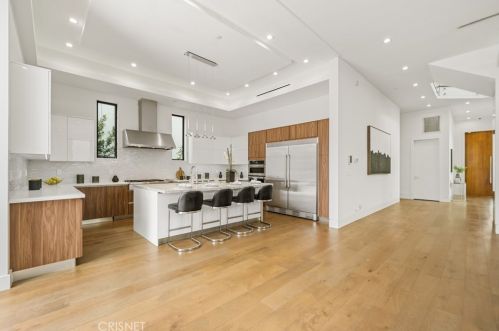 5128 Noble Ave, Van Nuys CA  91403-1376 exterior