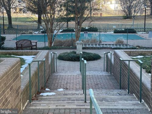 5563 Seminary Rd, Falls Church VA  22041-3563 exterior