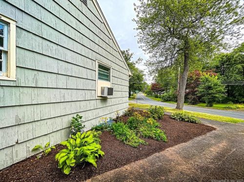 70 Ellsworth Dr, Bloomfield CT  06002-2845 exterior