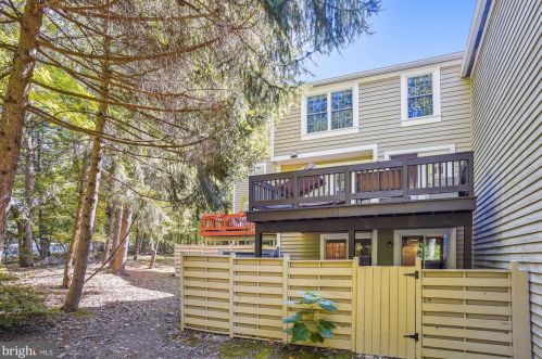 1502 Deer Point Way, Herndon VA  20194-1584 exterior