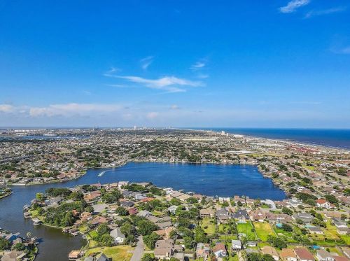 2801 Dominique Dr, Galveston TX 77551-1570 exterior