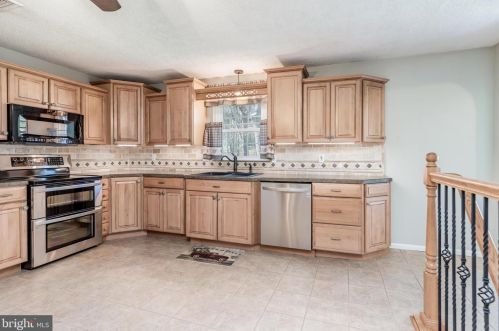 3 Sunset Dr, Navy Sup Dpt PA  17050-1652 exterior