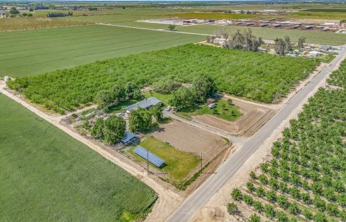 855 Mount Whitney Ave, Laton CA  93242-9724 exterior