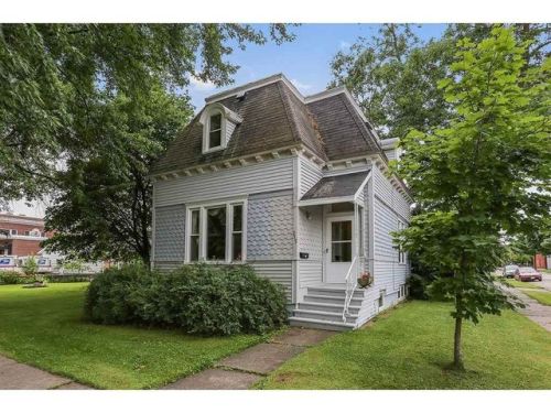 215 Ellis Ave, Pensaukee, WI 54153-1535