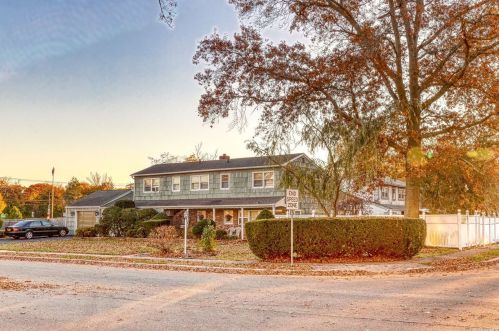 1 Greentree Cir, Westbury NY  11590-1510 exterior