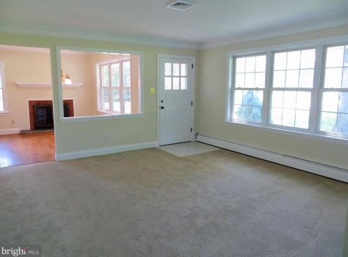 887 Shavertown Rd, Boothwyn, PA 19060-1100