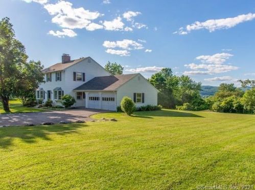 17 Red Bird Ln, Lakeville, CT 06039-2229