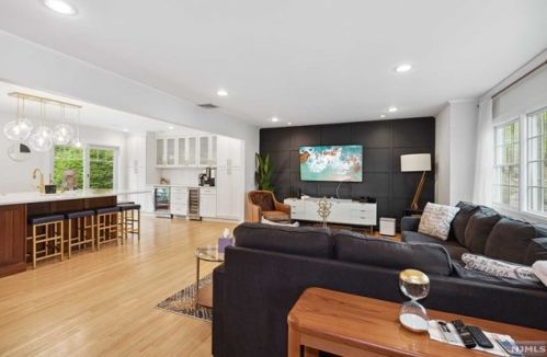 1 Springwood Ter, Kinnelon NJ  07405-2166 exterior