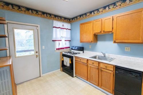 515 Peebles St, Pittsburgh PA 15221-3263 exterior