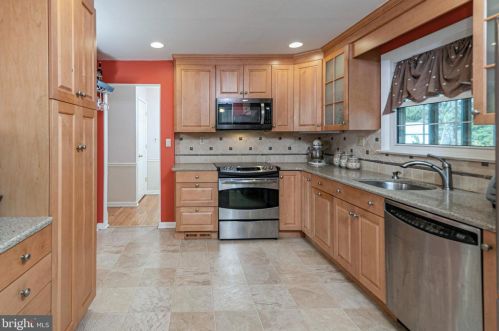 16 Vanderveer Dr, Lawrence Township NJ  08648-3151 exterior