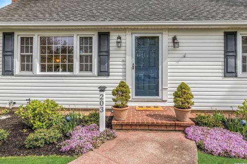203 Academy St, Bay Port, NY 11705-1827