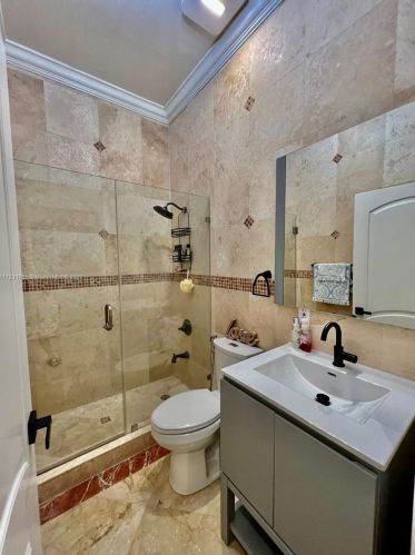 8625 169th Ter, Hialeah FL  33016-6158 exterior