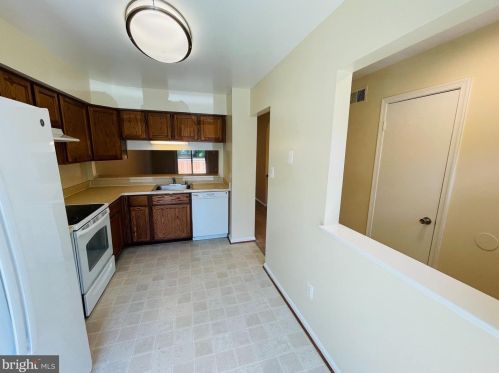 7488 Laurel Oak Ct, Springfield VA  22153-3552 exterior