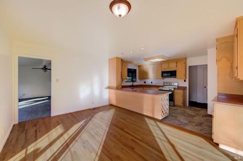 2415 Tamarisk Dr, Santa Rosa CA  95405-8435 exterior