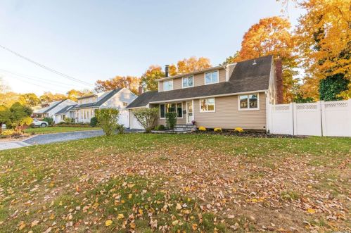 725 Glenridge Ln, Elwood, NY 11731-2806