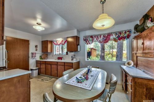 842 Sonoma Ave, South Lake Tahoe CA  96150-2720 exterior