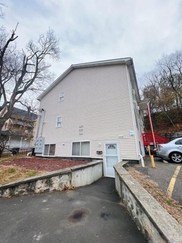 249 River St, Waterbury, CT 06706-1374