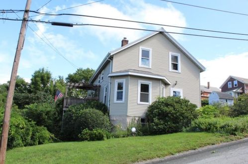 158 Hilton St, Tiverton RI  02878-1116 exterior