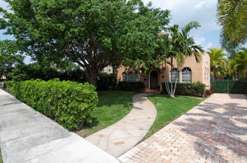 325 Greymon Dr, West Palm Beach, FL 33405-1921