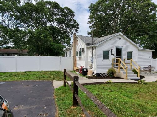 161 Shelby Ave, Holbrook, NY 11741-3222